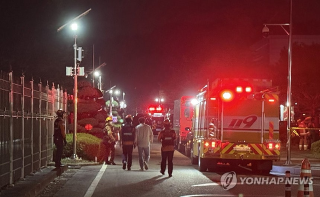 지난 26일 오후 8시20분경 대전 유성구 화암동 국가정보자원관리원에서 리튬배터리 화재가 발생해 소방당국이 진화작업을 벌이고 있다. 연합뉴스