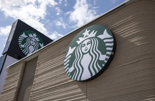 실적 악화를 겪고 있는 세계 최대 커피 체인 스타벅스가 25일(현지시간) 약 10억 달러(약 1조4000억원) 규모의 구조 개편안을 내놓았다. 사진=연합뉴스