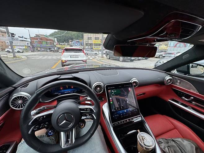 메르세데스-벤츠의 'AMG SL 43' 내부 모습. 정원일 기자