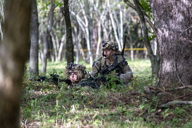 육군이 지난 22일부터 26일까지 강원 인제군 육군 과학화전투훈련단에서 제3회 국제 과학화전투 경연대회를 실시했다고 27일 밝혔다. 사진은 산악지역 교장에서 우즈베키스탄군과 국가대항전투를 실시하고 있는 미군의 모습. 육군 제공