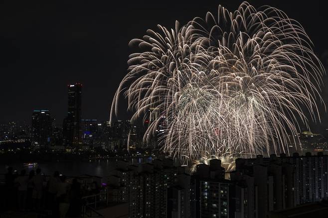 27일 오후 서울 여의도 한강공원 일원에서 2025 서울세계불꽃축제가 열리고 있다. 뉴시스화상