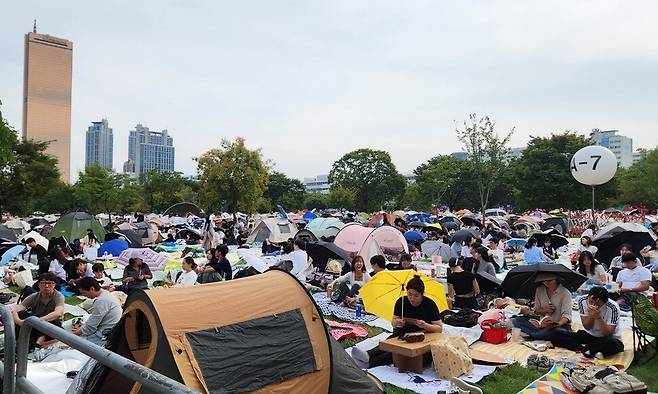 ‘서울세계불꽃축제 2025’를 관람하러 온 시민들이 27일 오전부터 축제가 열리는 여의도 한강공원 잔디밭에 텐트와 돗자리를 설치했다. 장종우 기자