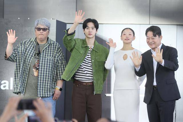변영주(왼쪽부터) 감독, 배우 장동윤, 이엘, 조성하가 21일 부산 해운대구 우동 영화의전당에서 열린 제30회 부산국제영화제 '사마귀 : 살인자의 외출' 야외무대인사에서 관객들에게 인사하고 있다. 부산=연합뉴스