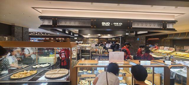 신세계백화점 강남점 즉석식품 공간에 문을 연 구오 만두. 중식 대가 여경래 셰프가 브랜드 개발에 참여했다. 박경담 기자