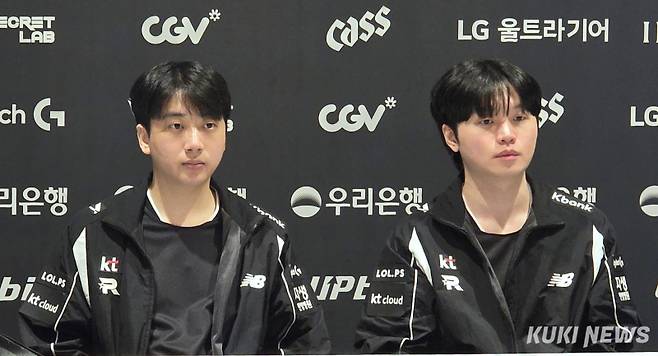 고동빈 KT 롤스터 감독과 ‘비디디’ 곽보성이 27일 오후 2시 인천 인스파이어 아레나에서 열린 젠지와 ‘2025 LCK’ 결승 진출전이 끝난 뒤 기자회견에 임하고 있다. 김영건 기자
