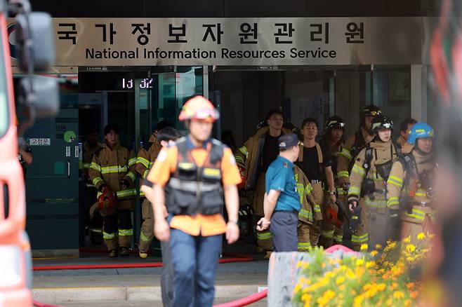 27일 대전 유성구 국가정보자원관리원(국정자원)에서 소방대원이 오가고 있다.
전날 정부 전산시스템이 있는 국정자원에서 무정전·전원 장치(UPS)용 리튬이온 배터리 화재가 발생해 정부 전산 서비스가 대규모로 마비됐다. 연합뉴스