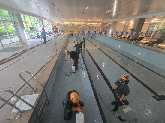 해비치 롤링힐스 수원 수영장 청소 장면(비하인드 제공)