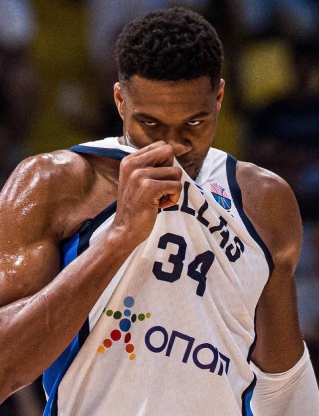 점점 조던과 닮아가는 아데토쿤보다. 자신에게 끝없이 압박을 가하면서 승리에 대한 열망을 키우는 것은 100% 일치한다. 조던을 닮아간다는 건 결국 승리에 가까워진다는 것과 같은 의미다. 아데토쿤보는 그렇게 바뀌고 있고 새 시즌 밀워키는 분명 기대해봐도 좋은 팀이 됐다. 사진=X