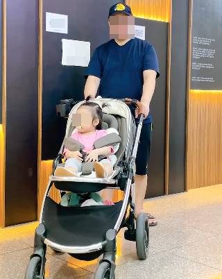 동네 병원을 한번 갈 때도 유모차 밑 수납공간이 가득 찬다. /사진=최우영 기자