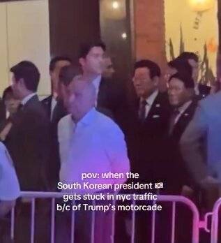 이재명 대통령이 뉴욕 유엔 총회에 참석 기간 중 도널드 트럼프 미국 대통령의 차량 행렬에 가로막혀 길거리에서 잠시 발이 묶인 모습이 포착됐다. /사진=틱톡 갈무리