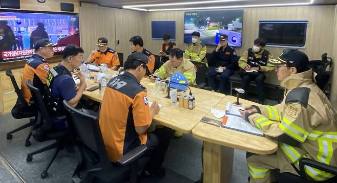 김승룡 소방청장 직무대행이 지난 26일 대전시 유성구 국가정보자원관리원 화재 현장에서 대책회의를 주재하고 있다. /사진=소방청 제공