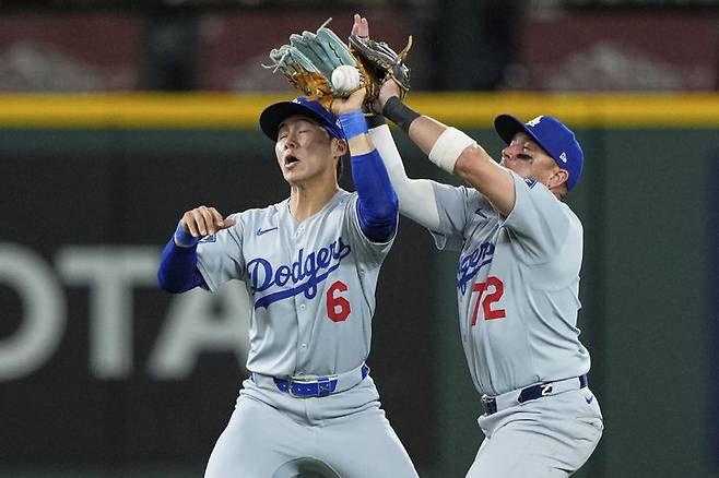 메이저리그 LA 다저스 김혜성(왼쪽)과 미겔 로하스가 27일(한국시간) 미국 워싱턴주 시애틀 T-모바일 파크에서 벌어진 2025 MLB 시애틀 매리너스와 경기에서 8회말 수비 도중 충돌했다. 2025.09.27.