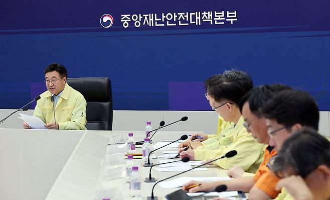 윤호중 행정안전부 장관(왼쪽)이 27일 오후 정부세종청사에서 열린 국가정보자원관리원 화재 관련 중앙재난안전대책본부 회의에서 모두 발언을 하고 있다. 행정안전부 제공