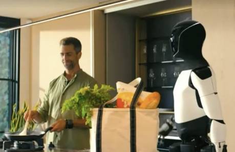 테슬라 휴머노이드 로봇 옵티머스가 한 가정에서 주인을 돕고 있다. 테슬라 홈페이지 캡처