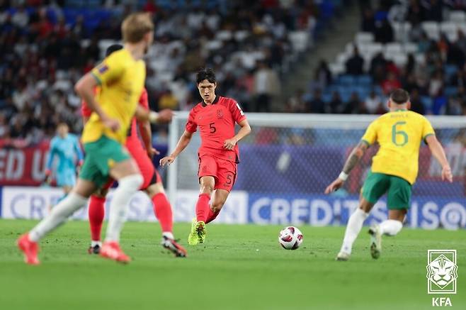 ▲ 홍명보 감독이 울산 HD 시절부터 중용해온 박용우는 대표팀에서도 붙박이로 자리잡은 ‘홍명보의 남자’였다. 이달 미국·멕시코와 치른 A매치 연전에서도 피치를 밟아 홍 감독의 두터운 신뢰를 증명했다. 안정적인 볼 배급과 끈끈한 수비 기여로 주전 보장 카드로 평가받던 그가 이탈하면서 홍 감독 중원 구상에 비상이 걸린 양상이다. ⓒ 대한축구협회