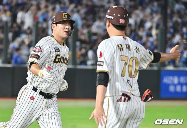 롯데 김민성(왼쪽)이 26일 사직 삼성전에서 7회말 대타 만루홈런을 터트린 뒤 기뻐하고 있다.