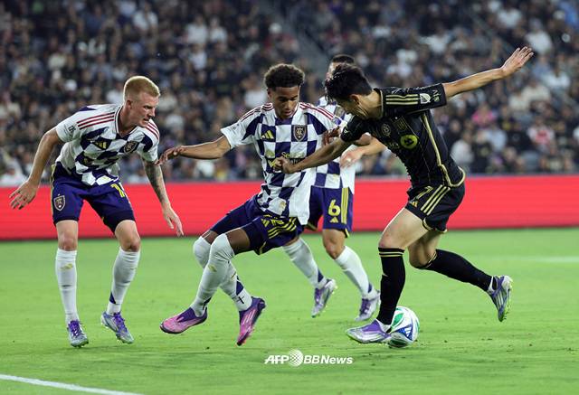 경기에 집중하는 손흥민(오른쪽). /AFPBBNews=뉴스1