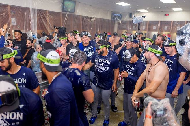 26일 미국 애리조나주 피닉스의 체이스필드에서 열린 2025 미국 메이저리그(MLB) LA 다저스와 애리조나 다이아몬드백스의 경기, 다저스가 8:0으로 승리하면서 내셔널리그 서부지구 우승을 확정했다. 경기 후 다저스 선수들이 샴페인 파티를 즐기고 있다. Imagn Images 연합뉴스