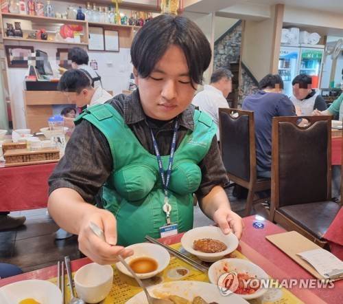 남자 대학생의 임신부 체험 (서울=연합뉴스) 서윤호 인턴기자 = 지난 22일 오후 종로구 한 중국집에서 임산부 체험복을 입고 점심을 먹고 있는 서윤호 인턴기자. 2025.09.27