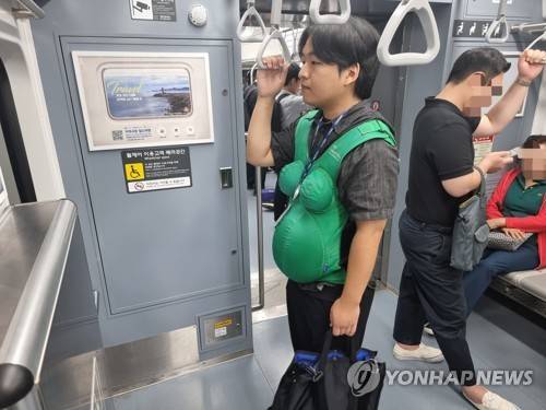 남자 대학생의 임신부 체험 (서울=연합뉴스) 서윤호 인턴기자 = 지난 22일 오전 임산부 체험복을 입고 서울지하철 1호선 열차에 탑승해 출근길에 올랐다. 2025.09.27