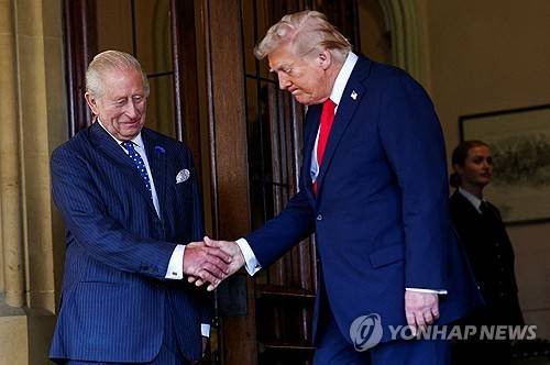 찰스와 트럼프 (윈저 <영국 잉글랜드> 로이터=연합뉴스 자료사진) 2025년 9월 18일 영국 윈저 성을 떠나면서 도널드 트럼프(오른쪽) 미국 대통령이 찰스 3세(왼쪽) 영국 국왕과 악수하고 있다. 2025.9.27.