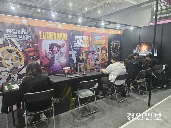 26일 수원컨벤션센터에서 열린 ‘2025 대한민국 AI 콘텐츠 어워즈’·‘2025 경기콘텐츠페스티벌’ 현장에서 방문객들이 신 기술이 적용된 다양한 게임을 즐기고 있다. 2025.9.26 /김연태기자 kyt@kyeongin.com