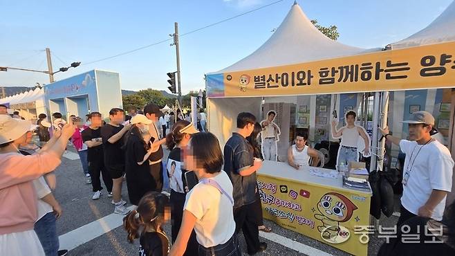 진 주무관(정겨운 주무관)의 사인회 현장에 시민들이 몰려 사진 촬영과 대기 줄로 북새통을 이루고 있다. 사진=박홍기기자