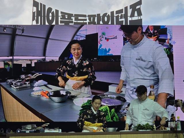 경북도가 경주실내체육관 앞 광장에서 펼치고 있는 케이푸드파이터즈에서 오세득(오른쪽) 셰프와 차은정 명인이 한식 쿠킹쇼를 진행하고 있다. 강시일 기자