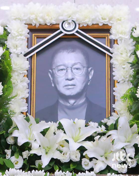 26일 서울 송파구 서울아산병원 장례식장에 개그맨 전유성의 빈소가 마련됐다.사진=사진공동취재단