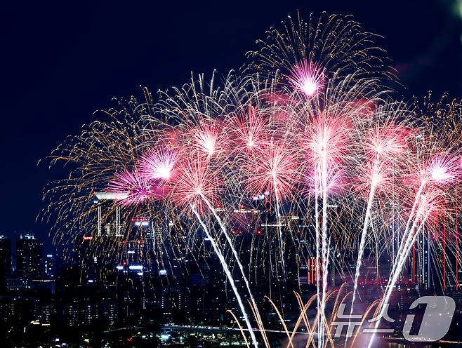 27일 오후 서울 여의도 한강공원 일대에서 열린 '2025 서울세계불꽃축제'에서 화려한 불꽃이 밤하늘을 수놓고 있다. 2025.9.27/뉴스1 ⓒ News1 황기선 기자