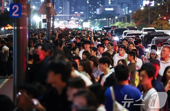 27일 서울 여의도 마포대교 인근이 '2025 서울세계불꽃축제'를 보러 온 시민들로 붐비고 있다. 2025.9.27/뉴스1 ⓒ News1 김민지 기자