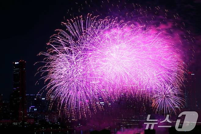 27일 오후 서울 여의도 한강공원 일대에서 열린 '2025 서울세계불꽃축제'에서 화려한 불꽃이 밤하늘을 수놓고 있다. 2025.9.27/뉴스1 ⓒ News1 황기선 기자
