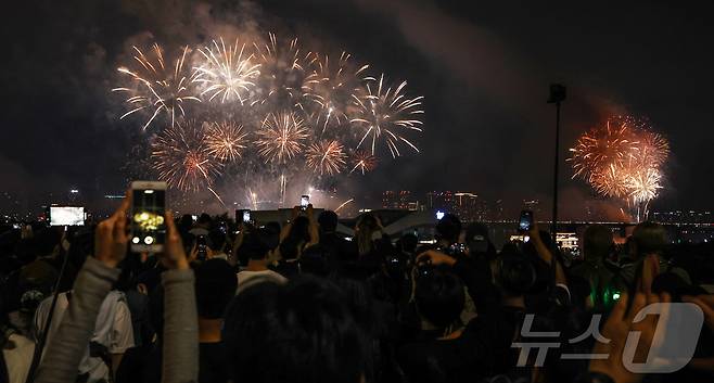 27일 서울 여의도 한강공원 일대에서 열린 '2025 서울세계불꽃축제'에서 시민들이 화려한 불꽃쇼를 보고 있다. 2025.9.27/뉴스1 ⓒ News1 김민지 기자