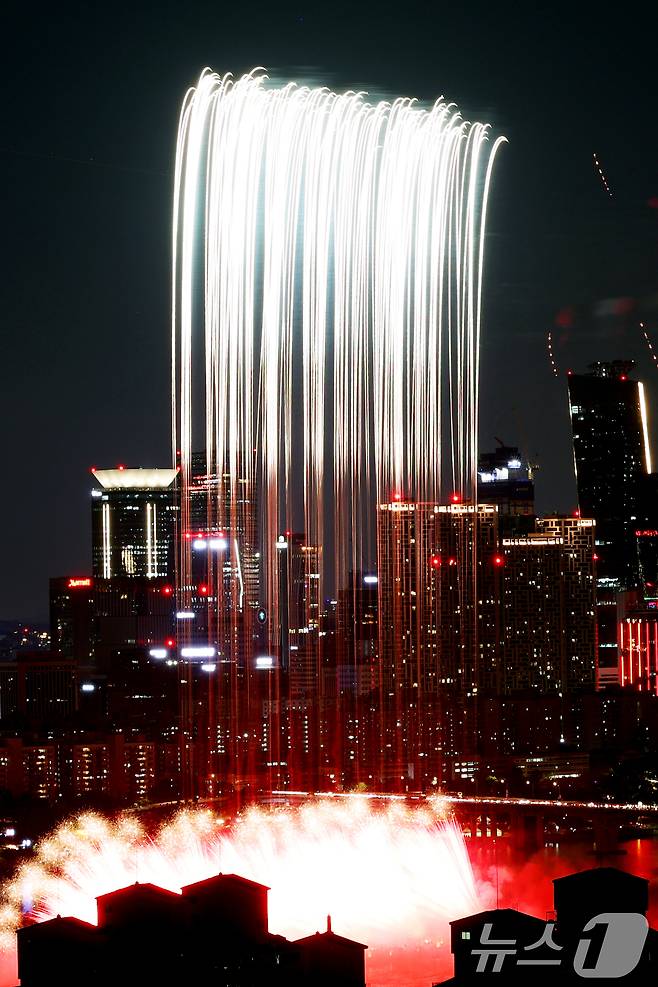 27일 오후 서울 여의도 한강공원 일대에서 열린 '2025 서울세계불꽃축제'에서 화려한 불꽃이 밤하늘을 수놓고 있다. 2025.9.27/뉴스1 ⓒ News1 황기선 기자