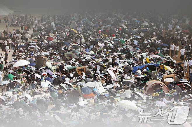 서울세계불꽃축제 2025가 열리는 27일 서울 여의도 한강공원에서 시민들이 돗자리를 펴두고 자리를 선점하고 있다. 2025.9.27/뉴스1 ⓒ News1 김민지 기자