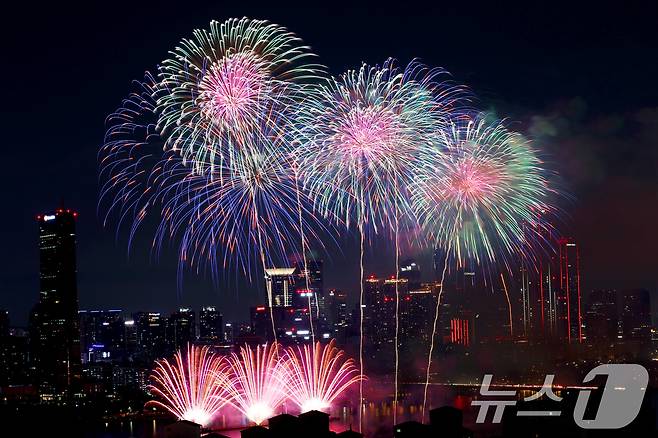 27일 오후 서울 여의도 한강공원 일대에서 열린 '2025 서울세계불꽃축제'에서 화려한 불꽃이 밤하늘을 수놓고 있다. 2025.9.27/뉴스1 ⓒ News1 황기선 기자