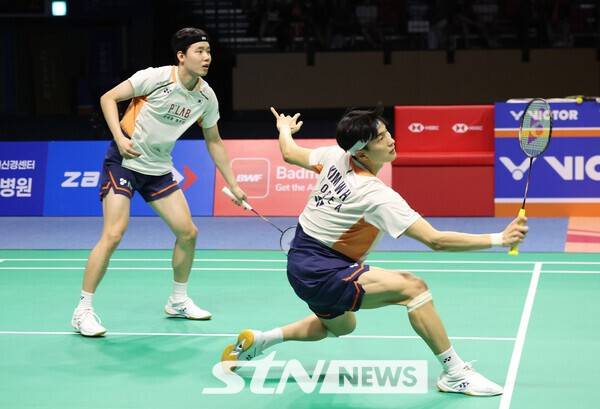김원호, 서승재가 28일 경기 수원실내체육관에서 열린 2025 세계배드민턴연맹(BWF) 월드 투어 슈퍼 500 코리아오픈 남자 복식 결승전에서 인도네시아 파자르 알피안과 무함마드 쇼히불 피크리와 경기를 펼치고 있다. /사진=뉴시스