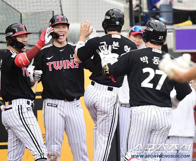 27일 대전 한화생명볼파크에서 열린 KBO리그 한화와 LG의 경기. 1회초 LG 박동원이 한화 문동주를 상대로 투런홈런을 날렸다. 하이파이브를 나누고 있는 박동원. 대전=송정헌 기자songs@sportschosun.com/2025.09.27/