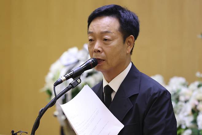 장의위원장 맡은 김학래
(서울=연합뉴스) 강민지 기자 = 개그맨 김학래가 28일 서울 송파구 서울아산병원 장례식장에서 개그맨 전유성 영결식 개ㆍ폐식을 진행하고 있다. 2025.9.28
mjkang@yna.co.kr
(끝)
<저작권자(c) 연합뉴스, 무단 전재-재배포, AI 학습 및 활용 금지>