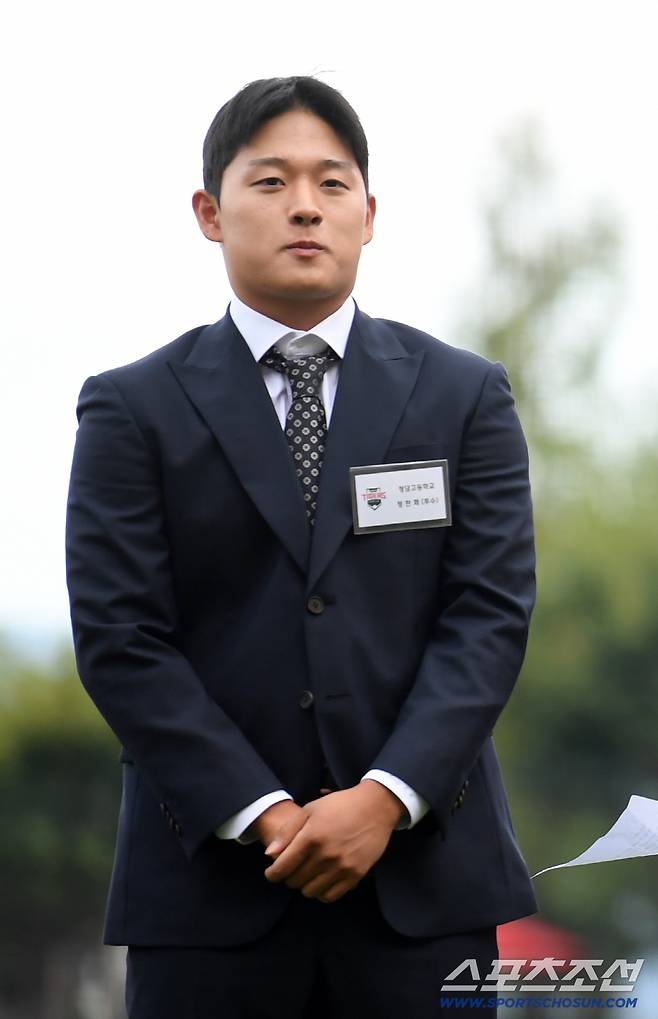 27일 광주 기아챔피언스필드에서 열린 KIA 타이거즈와 NC 다이노스의 경기. 2026 KBO 신인 드래프트에서 지명받은 정찬화가 팬들에게 인사를 하고 있다. 광주=박재만 기자 pjm@sportschosun.com/2025.09.27/
