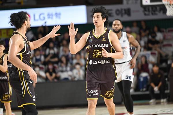 아셈 마레이(왼쪽)·칼 타마요. ⓒKBL