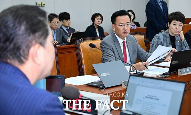 국회 기록물 관련 업무를 전담할 국회기록원 설립 근거를 담은 '국회기록원법'이 졸속 논란에 휩싸였다. 사진은 유상범 국민의힘 의원이 24일 서울 여의도 국회에서 열린 운영위원회 전체회의에서 발언하고 있는 모습. /국회=남윤호 기자