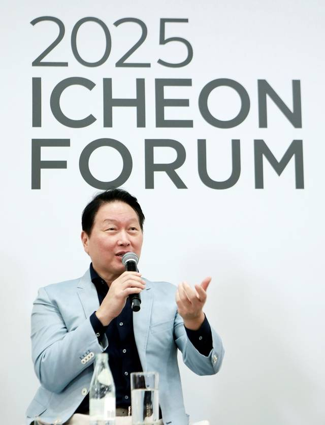 최태원 SK그룹 회장이 지난 8월 20일 SK서린사옥에서 열린 ‘이천포럼 2025’ 폐막 세션에서 구성원들과 질의응답 시간을 갖고 있다. SK 제공