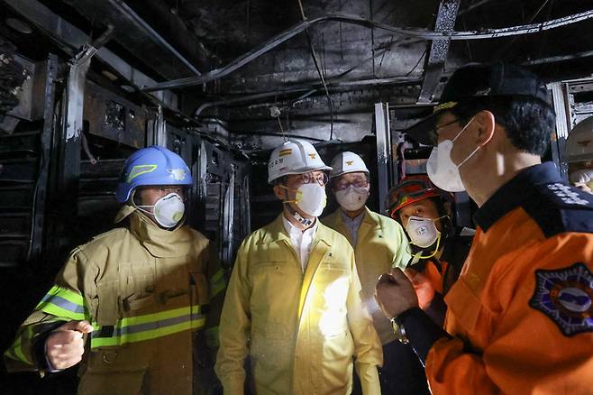 김민석 국무총리와 윤호중 행정안전부 장관이 27일 밤 대전 유성구 국가정보자원관리원 화재 현장을 방문해 피해 상황 등을 살피고 있다. 사진 출처 : 국무총리실