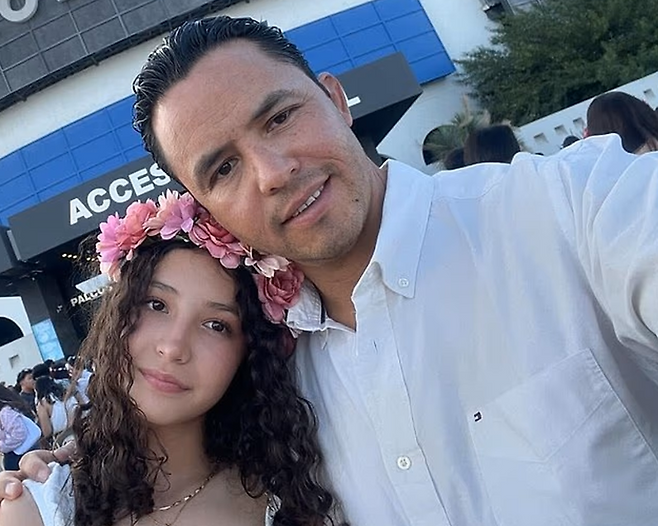 가슴 확대 수술 1주일 만에 사망한 10대 소녀 팔로마 니콜 아렐라노 에스코베도(오른쪽)와 아버지 카를로스 아렐라노. /사진=데일리메일