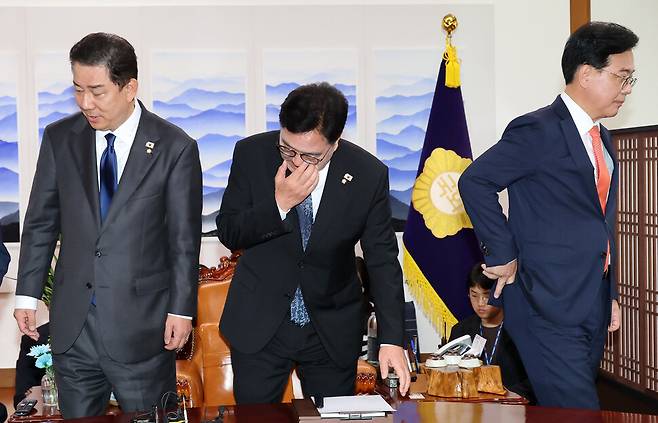 우원식 국회의장(가운데)과 김병기 더불어민주당(왼쪽) 원내대표, 송언석 국민의힘 원내대표가 9월 25일 서울 여의도 국회의장 집무실에서 열린 여야 원내대표 회동에서 기념사진을 찍은 뒤 자리로 돌아가고 있다. 여야는 이날 만남에서 정부조직법 관련 의견을 좁히지 못했다. 공동취재사진