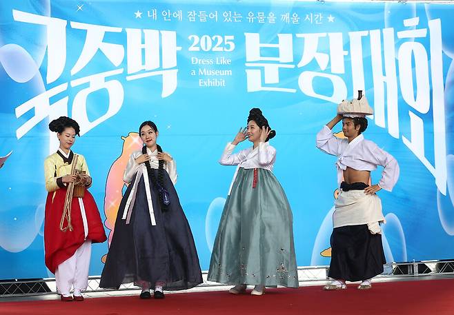 27일 서울 용산구 국립중앙박물관에서 열린 ‘2025 국중박 분장대회’에서 참가자들이 신윤복의 단오풍정 분장을 한채 포즈를 취하고 있다. 연합뉴스