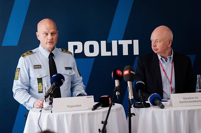 26일 덴마크 코펜하겐 경찰본부에서 피터 에케뷔어그 덴마크 경찰 총경(왼쪽)이 최근 드론 출몰 사태 관련 기자회견을 하고 있다. AP 연합뉴스