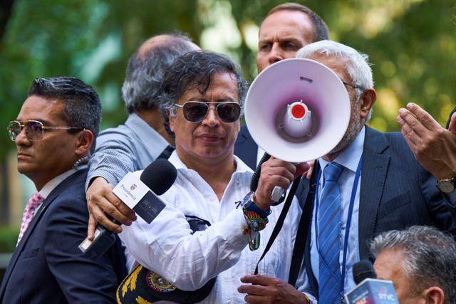 구스타보 페트로 콜롬비아 대통령이 26일 미국 뉴욕 맨해튼 유엔 본부 앞에서 열린 친팔레스타인 시위에 참석해 연설하고 있다. 뉴욕=로이터 연합뉴스