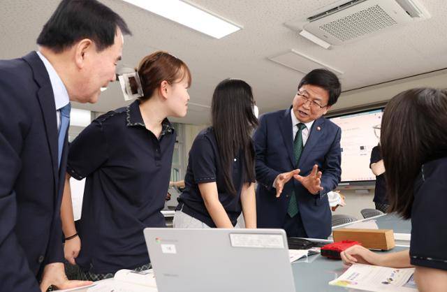 최교진(맨 오른쪽) 교육부 장관이 15일 고교학점제와 관련한 현장의 의견을 청취하기 위해 충남 금산여자고등학교를 방문, 수업을 참관하고 있다. 연합뉴스